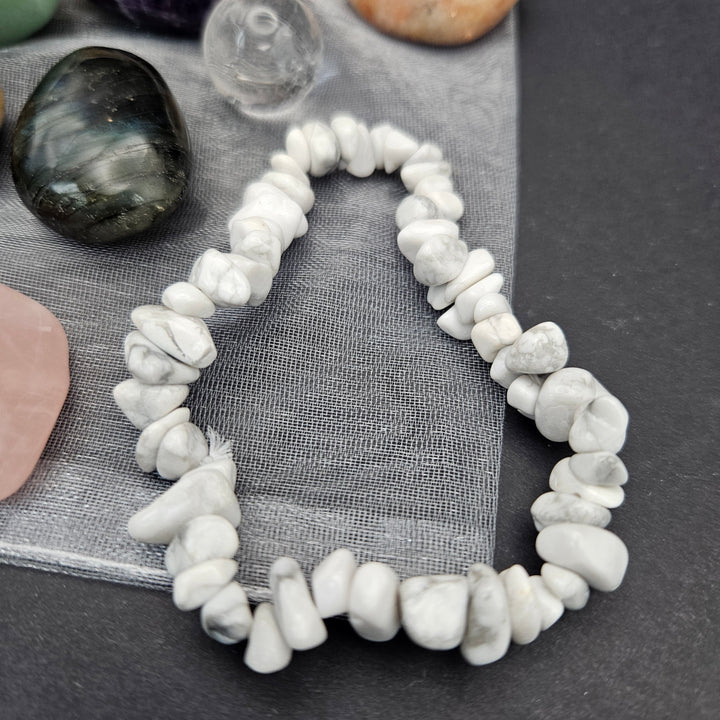 Mindfulness Crystal Starter Kit including a grounding Howlite chip bracelet, Rose Quartz, Aventurine, Sunstone, Labradorite, and a raw Selenite clearing stone. 