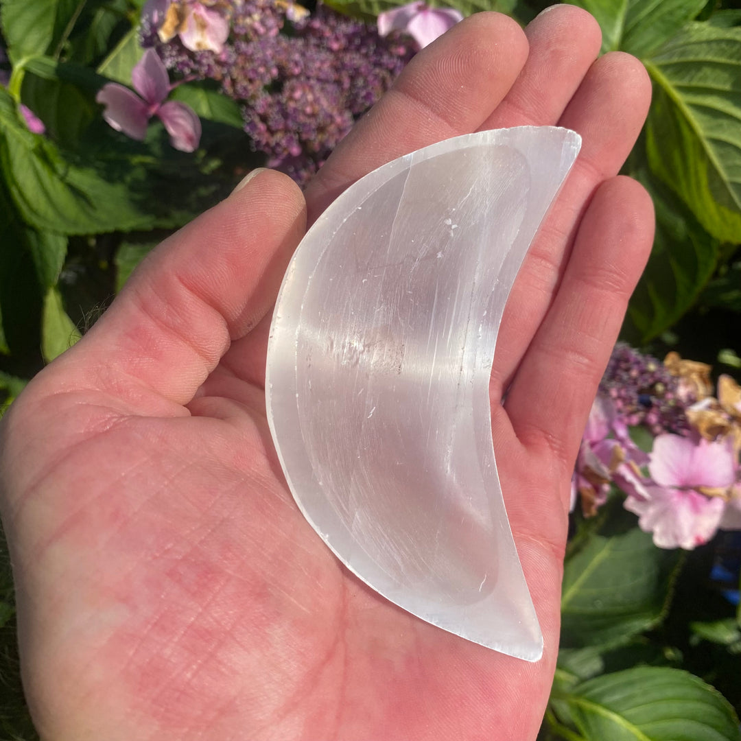 Small Selenite Moon Dish – Cleansing &amp; Calm Energy