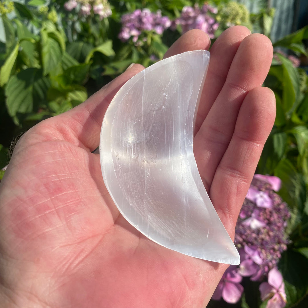 Small Selenite Moon Dish – Cleansing &amp; Calm Energy