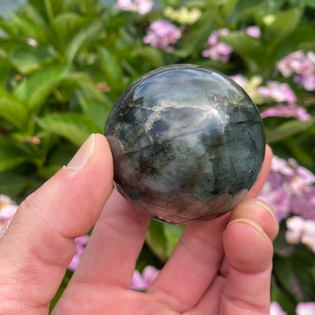 Grey Labradorite Crystal Sphere – Soft Flash &amp; Protective Energy