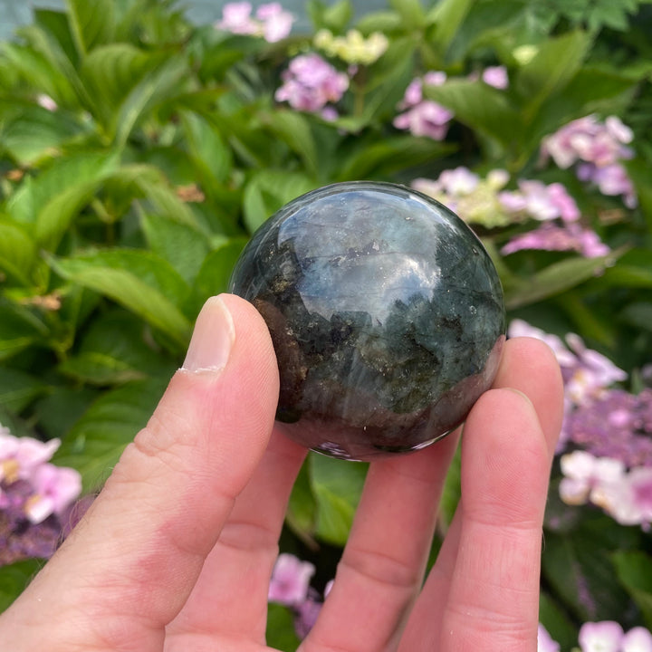 Grey Labradorite Crystal Sphere – Soft Flash &amp; Protective Energy