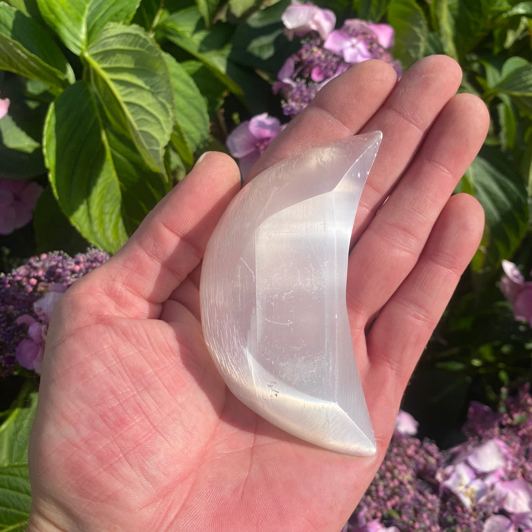 Small Selenite Moon Dish – Cleansing &amp; Calm Energy
