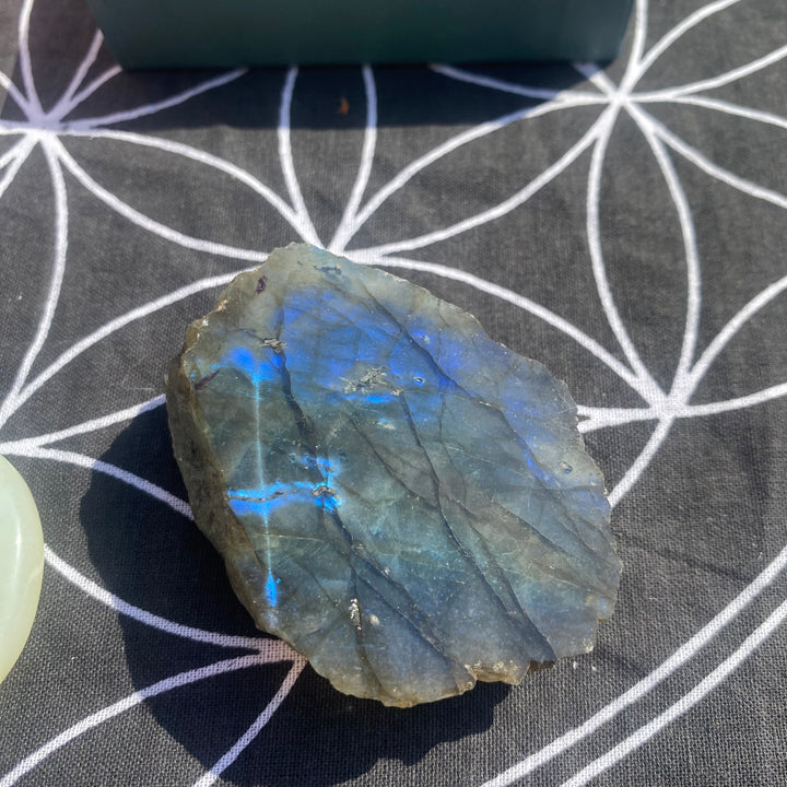 Green Jade “Luck” Smooth stone &amp; Half Polished Raw Labradorite Crystal Gift Set – Stylish Gift Box