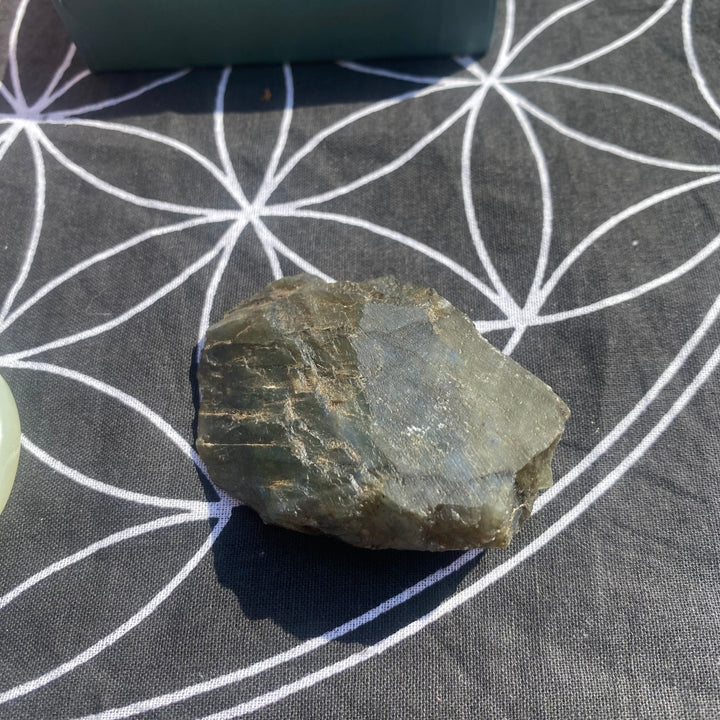 Green Jade “Luck” Smooth stone &amp; Half Polished Raw Labradorite Crystal Gift Set – Stylish Gift Box