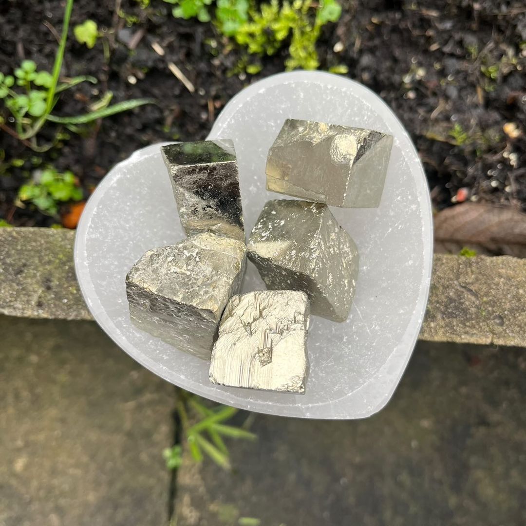 A bowl containing 5 Raw Pyrite Cubes